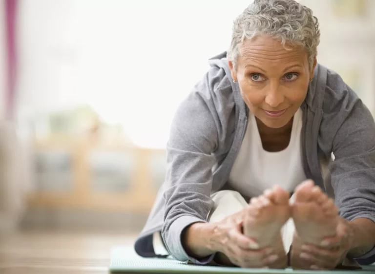 El Yoga y el ejercicio de bajo impacto ayudan a reducir la incontinencia urinaria en mujeres mayores, según estudio